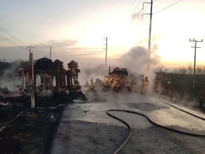 Mueren 11 personas tras choque de pipa y autobús en Nuevo León