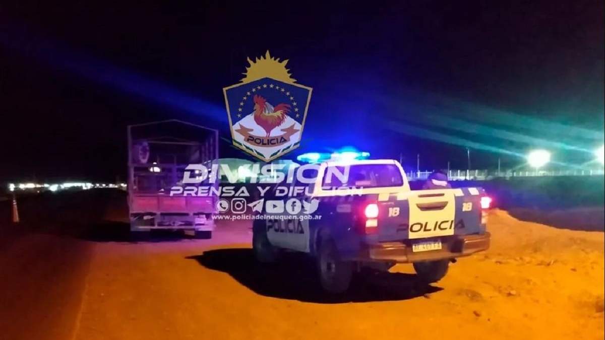 Policía de Añelo en momentos en que identifican la camioneta Ford 350. Fuente: (Policía de Neuquén)