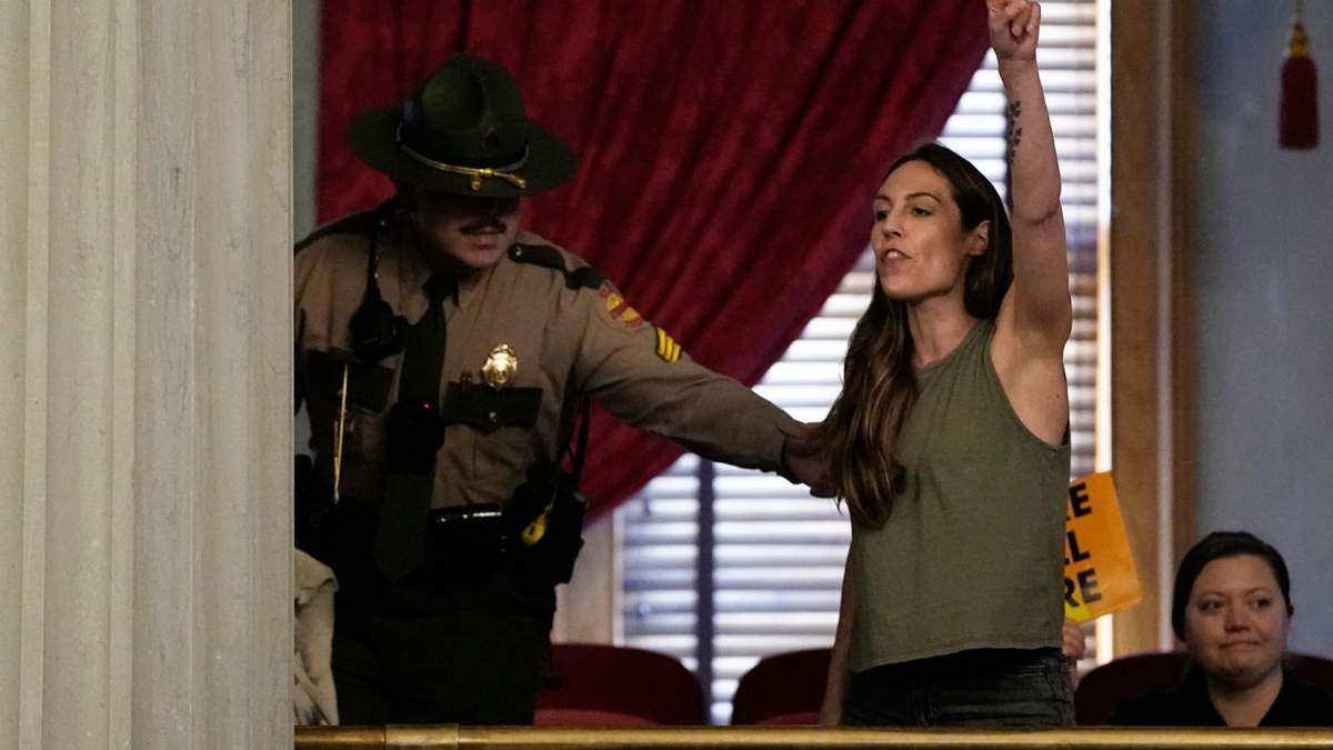La manifestante Erica Bowton es retirada de la Cámara de Representantes de Tennessee
