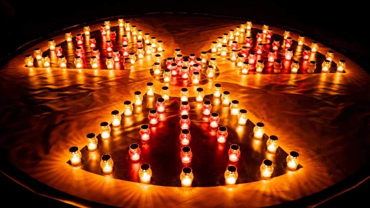Velas dispuestas formando un símbolo de peligro de radiación en un monumento conmemorativo dedicado a los bomberos y trabajadores que fallecieron tras el desastre nuclear de Chernóbil en 1986, en vísperas de su 40.º aniversario, en Slavutych, Ucrania, el sábado 25 de abril de 2026. Chernóbil es el nombre ucraniano de la ciudad.