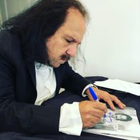 El actor de cine para adultos Ron Jeremy es acusado de 34 cargos de agresión sexual