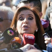 Ordenan congelar cuentas de la expresidenta Cristina Fernández