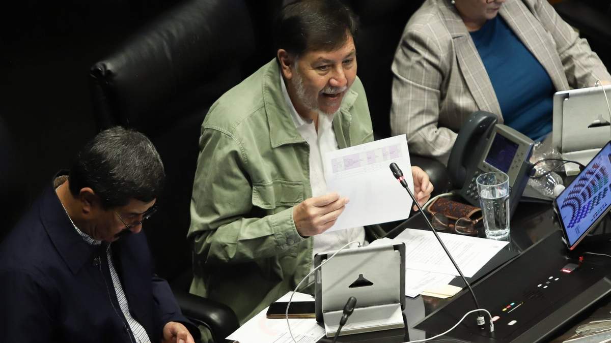 Fernández Noroña muestra los documentos donde asegura que sí ingresó los nombres de las ministras de la SCJN que participarán en las elecciones
