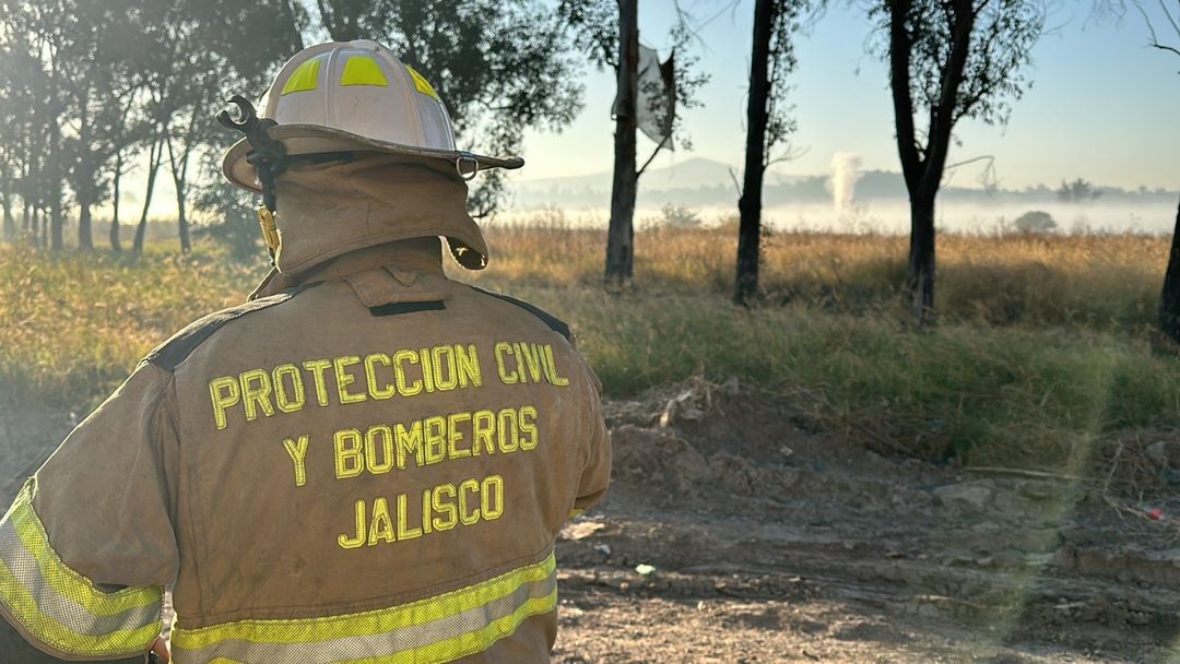 Bombero de Jalisco atiende una fuga de combustible en ducto de Pemex en Tonalá