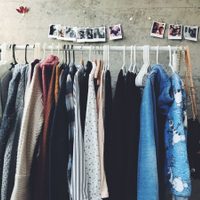 Desempolvá la ropa vieja o rota que estás por tirar o regalar: así podés crear el canasto más lindo y útil