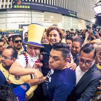 Llegada de Memo Ochoa al AICM, entre el caos y euforia de americanistas (Video)