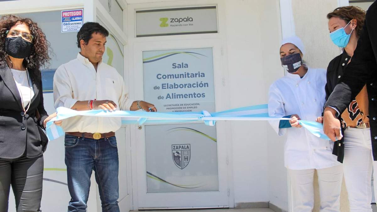 Autoridades de Zapala inaugurando la nueva sala. Fuente: (Twitter)