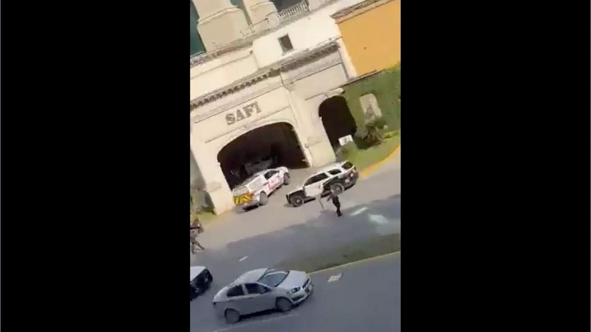 Vista de las acciones de emergencia en el hotel Safi, de San Pedro, NL, luego del asesinato de una persona en su restaurante
