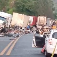 Chocan seis tráileres en la autopista Guadalajara-Colima; un muerto