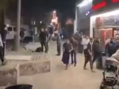 Joven agredido por dos sujetos, se retira pero regresa para vengarse con una pistola y les dispara