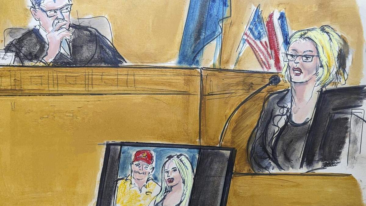 En este dibujo del tribunal, Stormy Daniels testifica en el estrado mientras el juez Juan Merchan observa, el martes 7 de mayo de 2024, en Nueva York. En una pantalla, se muestra una fotografía de Donald Trump y Daniels de su primer encuentro