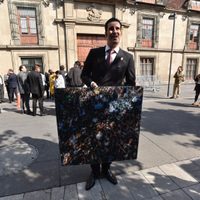 Reclaman a Torruco por foto que regaló a AMLO; la bajé de internet, está en todos lados, responde