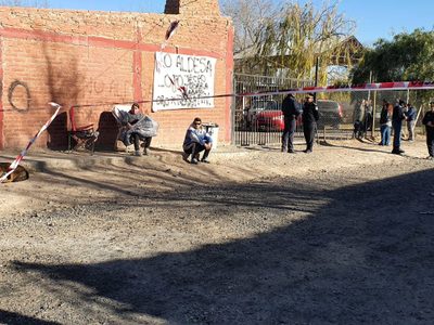 Tensión en el barrio Huiliches: vecinos resisten ante la posibilidad de un nuevo desalojo