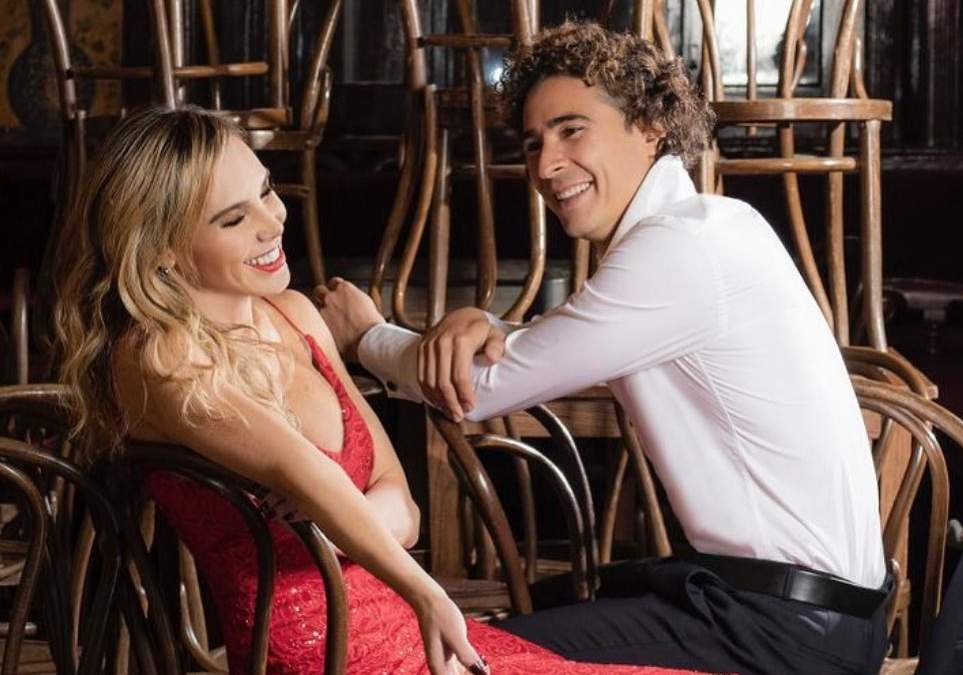 Karla Mora y el jugador Guillermo Ochoa