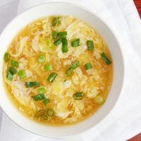 El día lo pide a gritos: la receta de sopa de huevo que se va a convertir en tu favorita para el invierno
