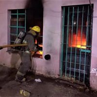 Incendio fatal en el oeste: un hombre murió dentro de su casa