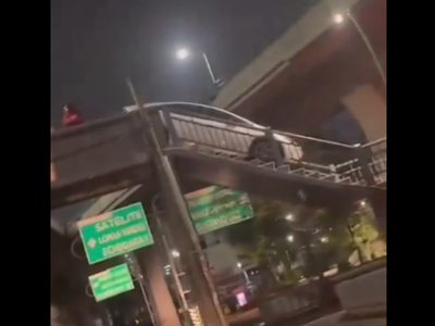 Vehículo se queda atorado en un puente peatonal de Periférico Norte (Video)
