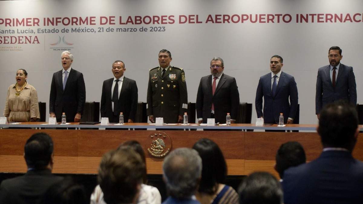 Los asistentes a la ceremonia entonando al himno