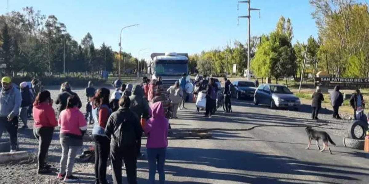 Corte de la Ruta 7 en San Patricio del Chañar. Fuente: (Twitter)