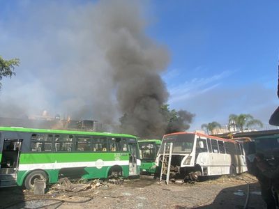 Se incendian autobuses de pasajeros en un taller de Guadalajara