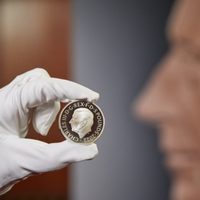 Reino Unido presenta la primera moneda con la imagen del rey Carlos III