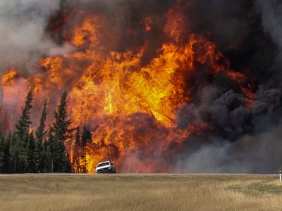 Terrible ola de calor en Canadá provoca severos incendios forestales Lytton
