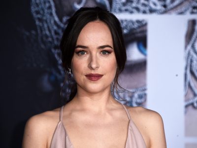 ¡Qué divertido! Mira cómo la actriz Dakota Johnson evita contagiarse del coronavirus