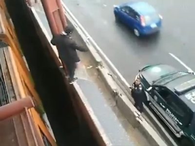 Un hombre trepa al techo de un vagón del Metro; llevaba un cuchillo y mariguana (Videos)
