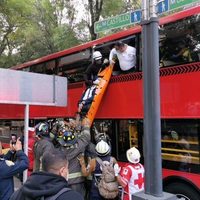 El choque entre Metrobús y un autobús en Reforma deja al menos 41 lesionados