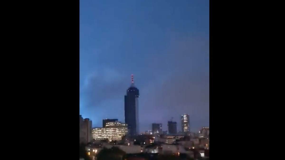 Un destello ilumina el World Trade Center de la CDMX durante el sismo