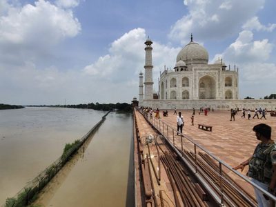 Aguas de río desbordado en India llegan a muros externos del Taj Mahal