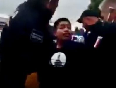 Policías municipales detienen a un ciudadano que no los dejó saltarse una fila