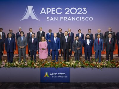 AMLO coincide con Dina Boluarte en la “foto de familia” de la APEC