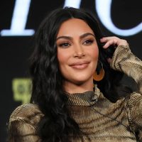 Lista para la acción: Kim Kardashian llega a SNL con un desopilante video