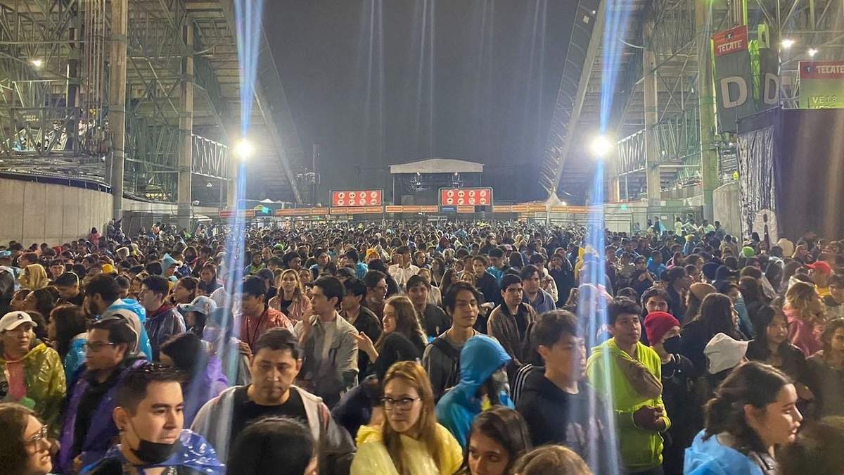 Miles de asistentes salieron del Foro Sol debido a que se pospuso el concierto