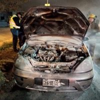 Iban a trabajar y se les prendió fuego el auto