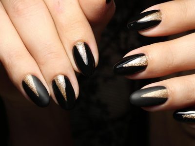 Si buscás un manicura elegante, probá estas 3 ideas de uñas nude con dorado que quedan perfectas en invierno y verano