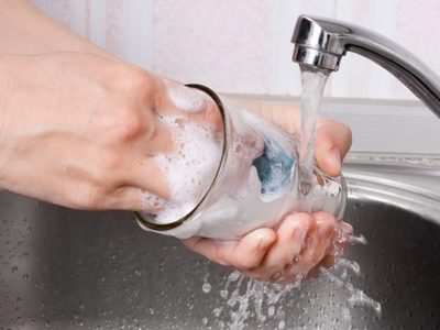 El truco infalible para limpiar tus copas de vidrio y que queden tan relucientes como el primer día