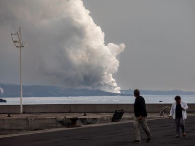 Una tercera lengua de lava llega al mar en La Palma y obliga a confinar a más personas: el video