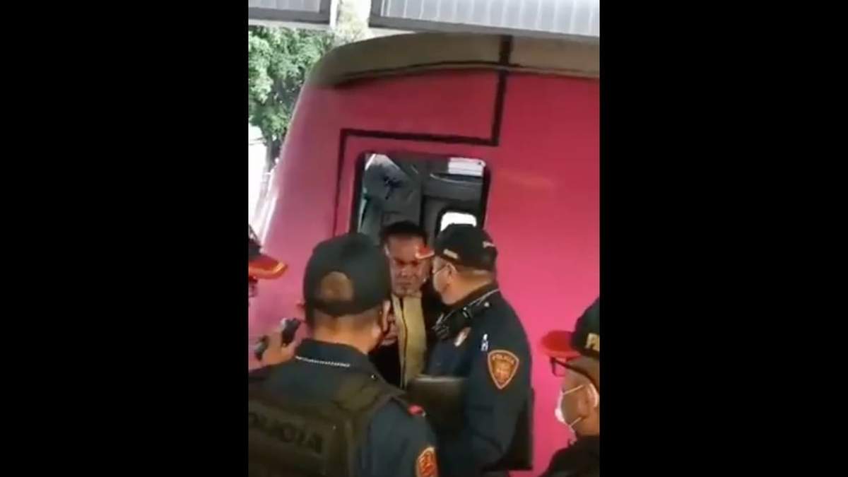 Conductor ebrio es sacado por policías