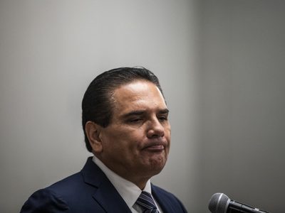 ¿Por qué Silvano Aureoles tiene ficha roja de la Interpol?