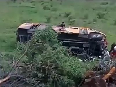 Chocan y vuelcan autobús de pasajeros y auto en carretera Morelia-Ciudad Salud; mueren dos