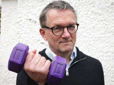 Quién era Michael Mosley, el presentador de TV británico hallado muerto en una isla griega
