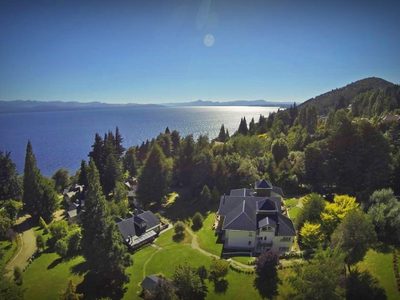 Conmoción en un hotel de Bariloche: un egresado fue arrojado al vacío