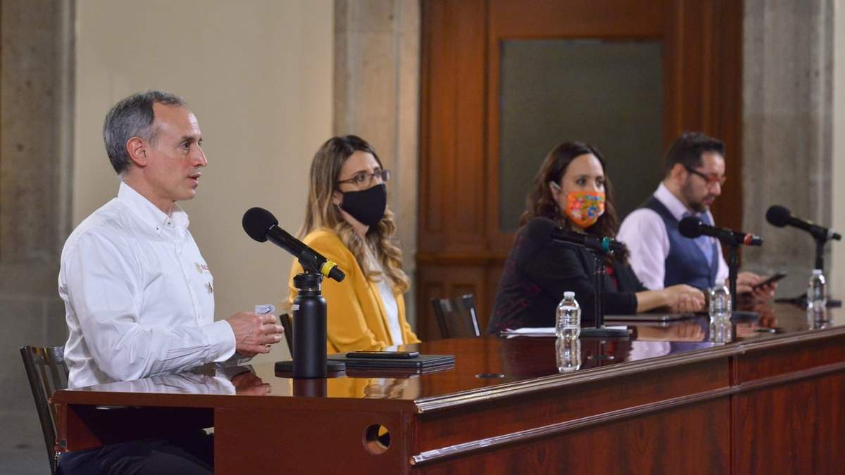 Hugo López-Gatell (izq.) en la conferencia del 1 de diciembre