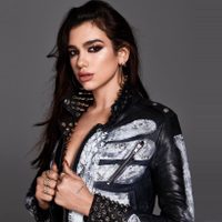 ¡Se ve! Dua Lipa llegó con una blusa diminuta... ¡Y olvidó las prendas de abajo!