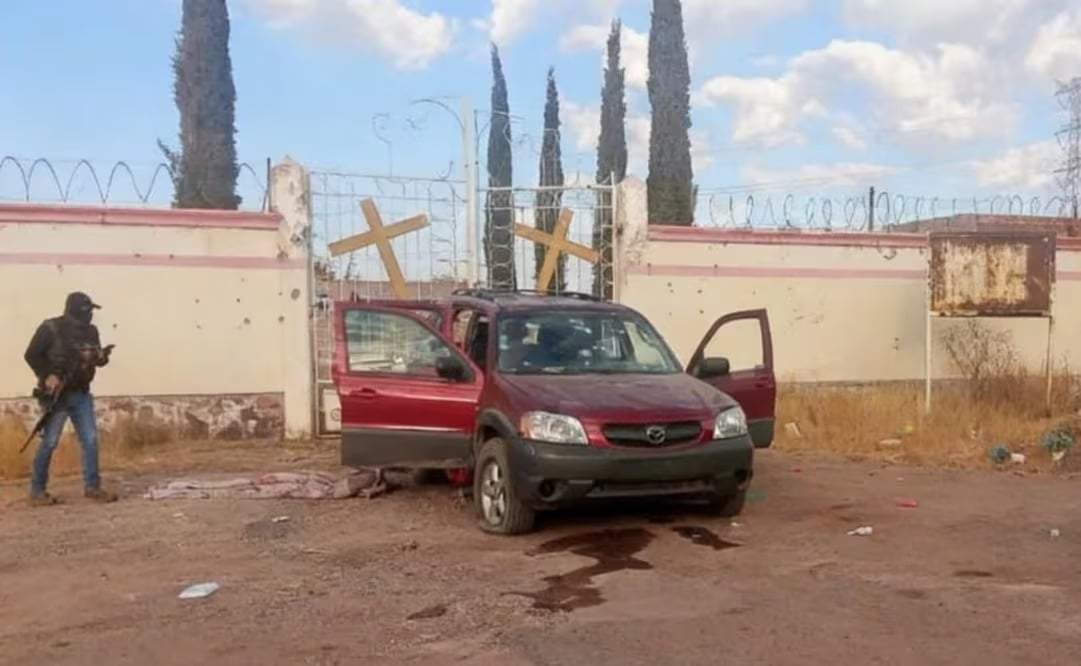 Grupo armado pretendía usar una escuela como campamento; hay dos policías heridos
