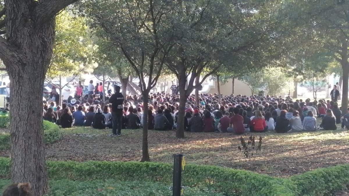 Estudiantes de la preparatoria CIDEB, de la Universidad Autónoma de Nuevo León, fueron evacuados