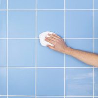 Te sorprenderá: el mejor truco para limpiar los azulejos del baño en tiempo récord y con 1 solo producto