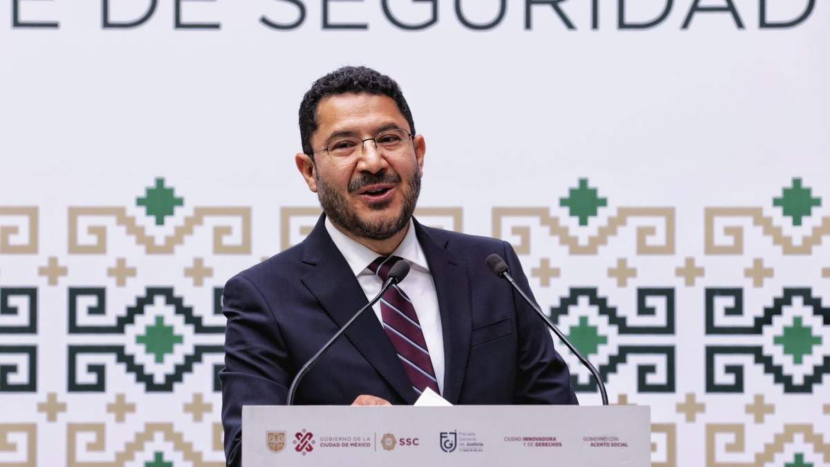 Martí Batres. "Habría que revisar los tiempos para una consulta"